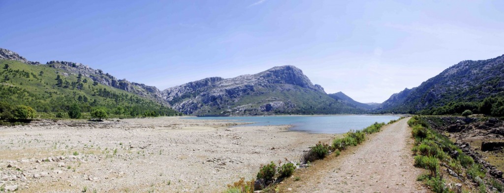 Foto: El embalse y el camino - Escorca (Illes Balears), España