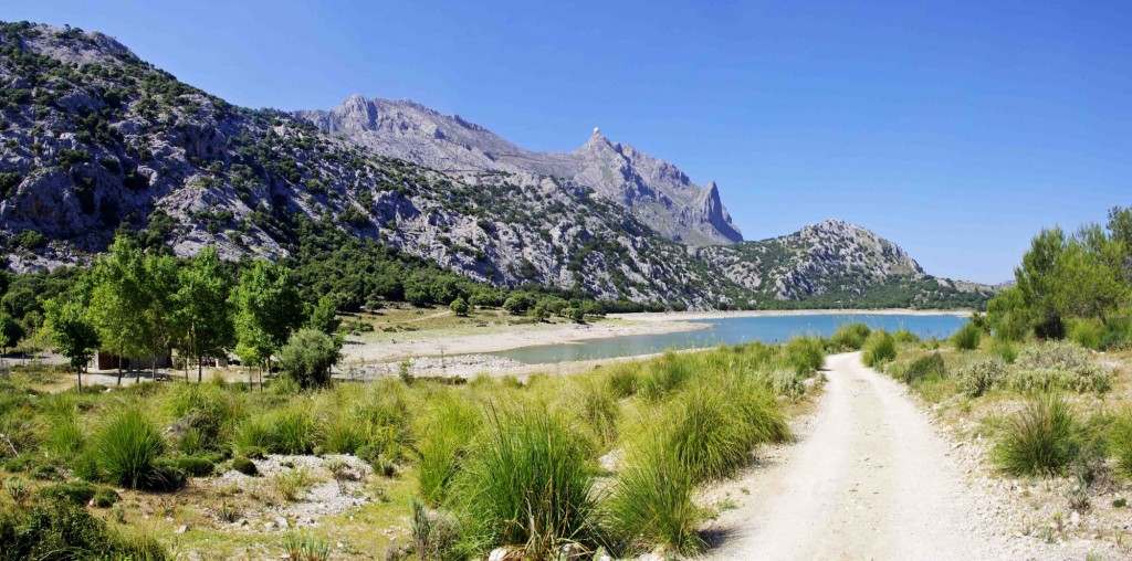 Foto: El embalse bajo los montes del Puig Mayor - Escorca (Illes Balears), España