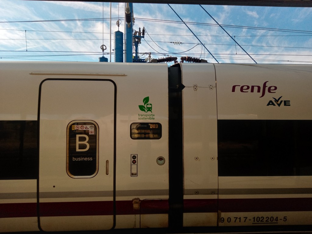 Foto: Tren talgo para alta velocidad - Calatayud (Aragón), España