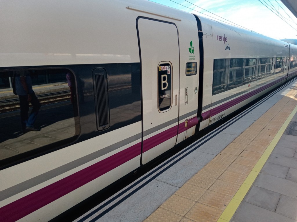 Foto: Tren talgo para alta velocidad - Calatayud (Aragón), España