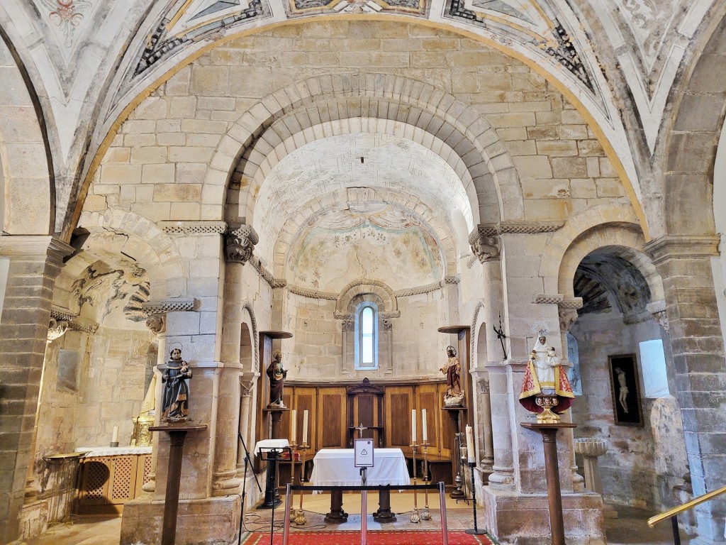 Foto: Monasterio de San Pedro - Villanueva de Cangas de Onís (Asturias), España