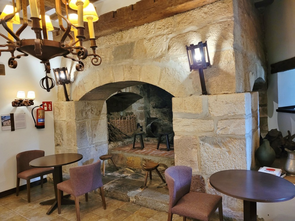 Foto: Monasterio de San Pedro - Villanueva de Cangas de Onís (Asturias), España