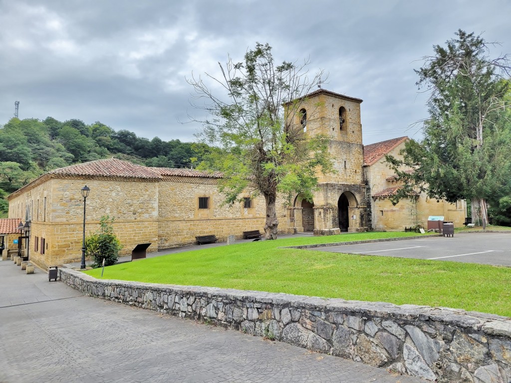 Foto: Monasterio de San Pedro - Villanueva de Cangas de Onís (Asturias), España