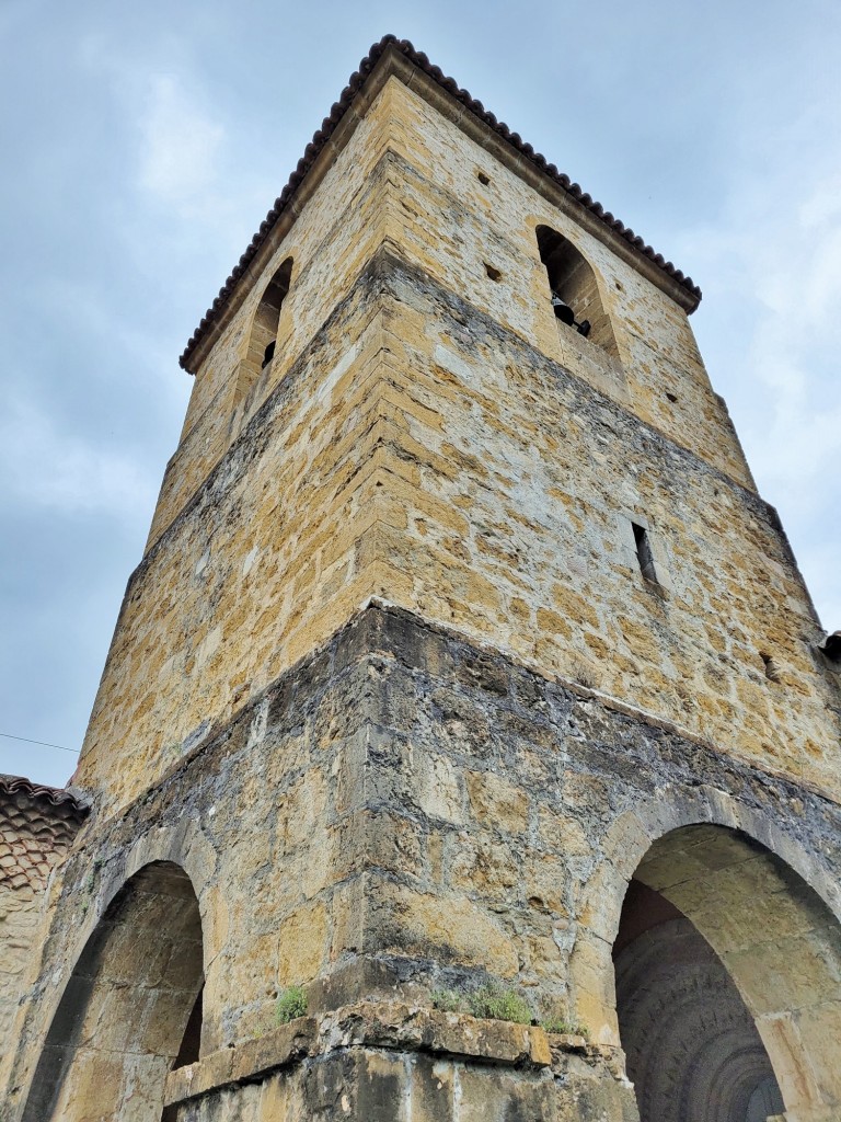 Foto: Monasterio de San Pedro - Villanueva de Cangas de Onís (Asturias), España