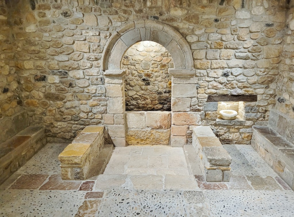 Foto: Monasterio de San Pedro - Villanueva de Cangas de Onís (Asturias), España