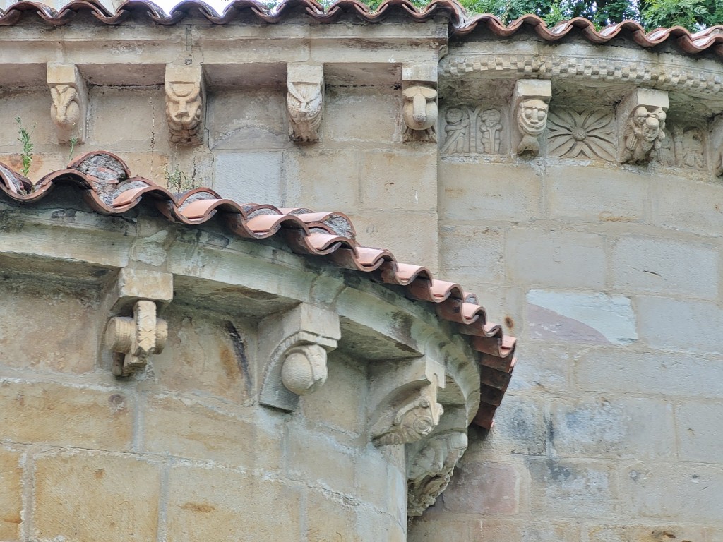 Foto: Monasterio de San Pedro - Villanueva de Cangas de Onís (Asturias), España