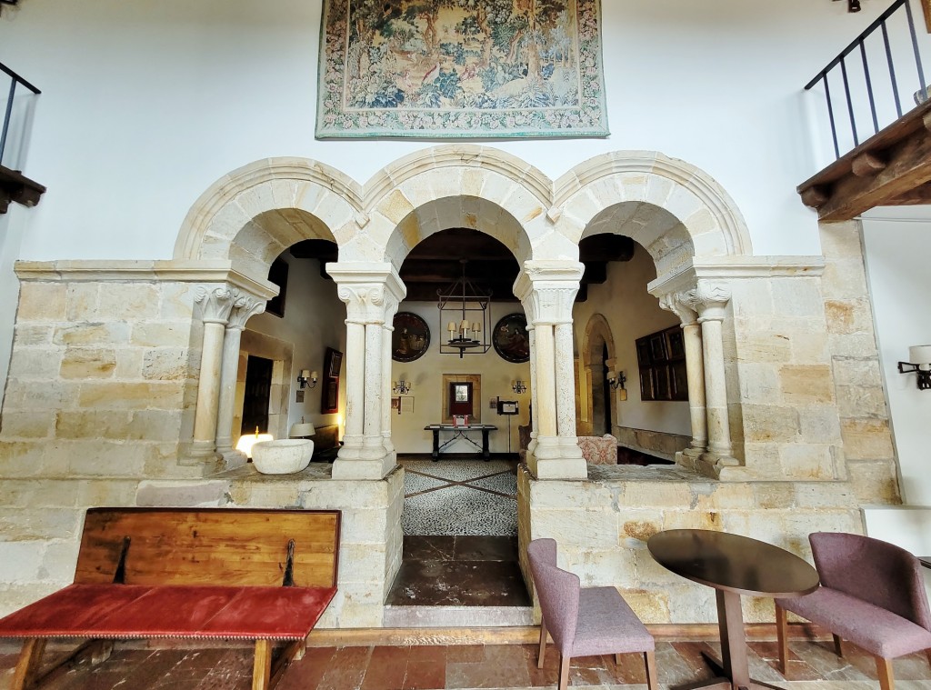 Foto: Monasterio de San Pedro - Villanueva de Cangas de Onís (Asturias), España