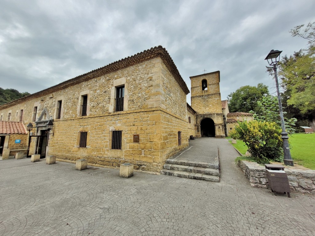Foto: Monasterio de San Pedro - Villanueva de Cangas de Onís (Asturias), España