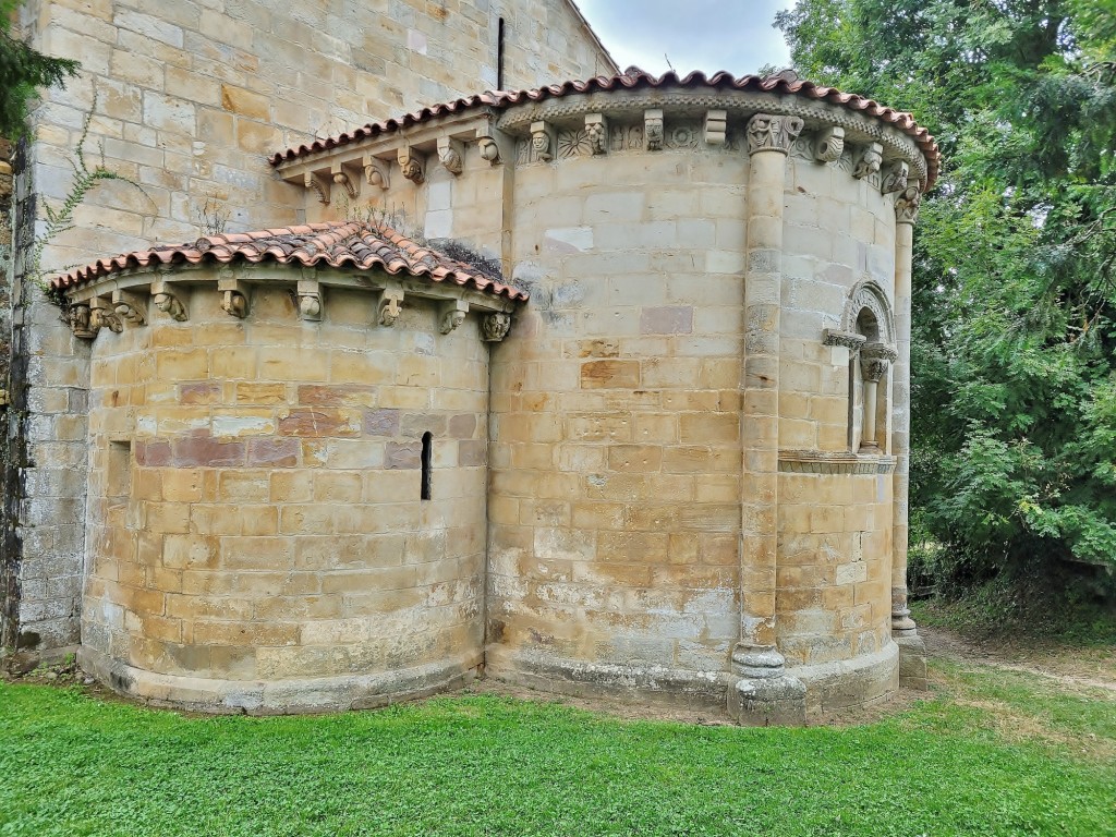 Foto: Monasterio de San Pedro - Villanueva de Cangas de Onís (Asturias), España