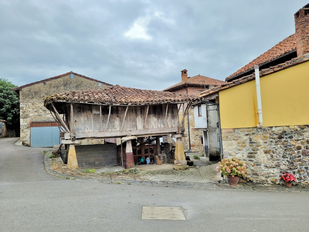 Foto: Vista del pueblo - Villanueva de Cangas de Onís (Asturias), España