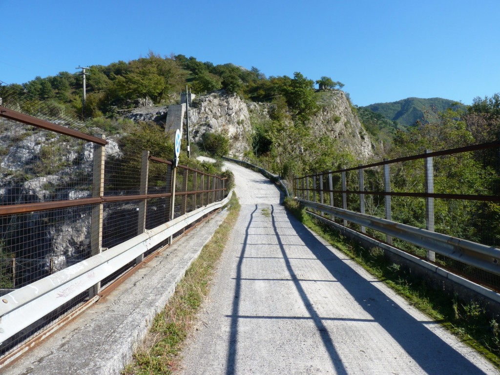 Foto: Puente sobre la autopista E841 - Baronissi, Salerno (Campania), Italia