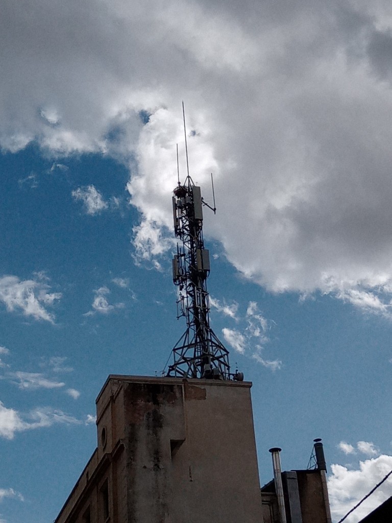 Foto: Torre de comunicaciones de Telefónica en el centro de la ciudad - Calatayud (Zaragoza), España