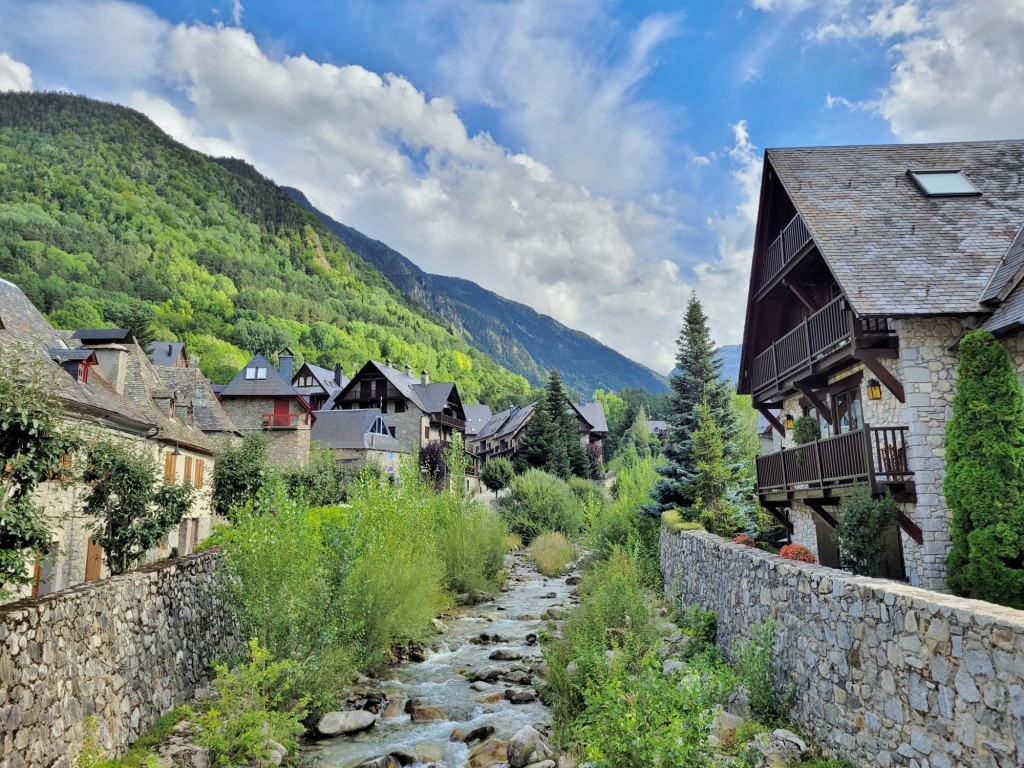 Foto: Vista del pueblo - Arties (Lleida), España