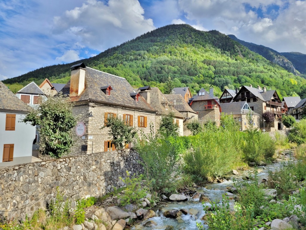Foto: Vista del pueblo - Arties (Lleida), España