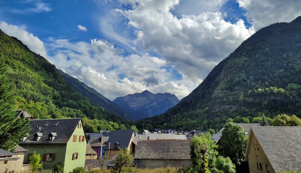 Foto: Vista del pueblo - Arties (Lleida), España