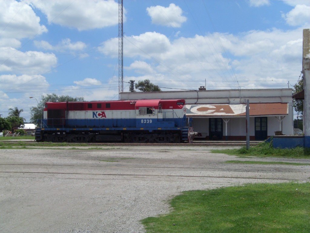 Foto: locomotora de Nuevo Central Argentino en estación Dalmacio Vélez Sarsfield - Dalmacio Vélez Sarsfield (Córdoba), Argentina