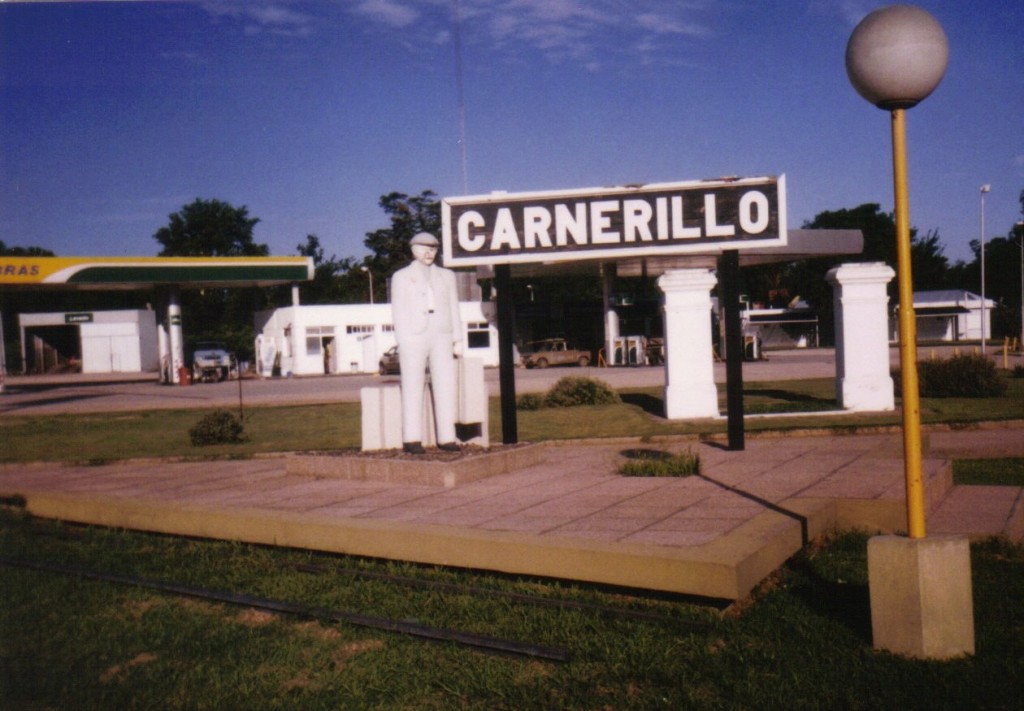 Foto: cartel de la estación Carnerillo relocado - Carnerillo (Córdoba), Argentina