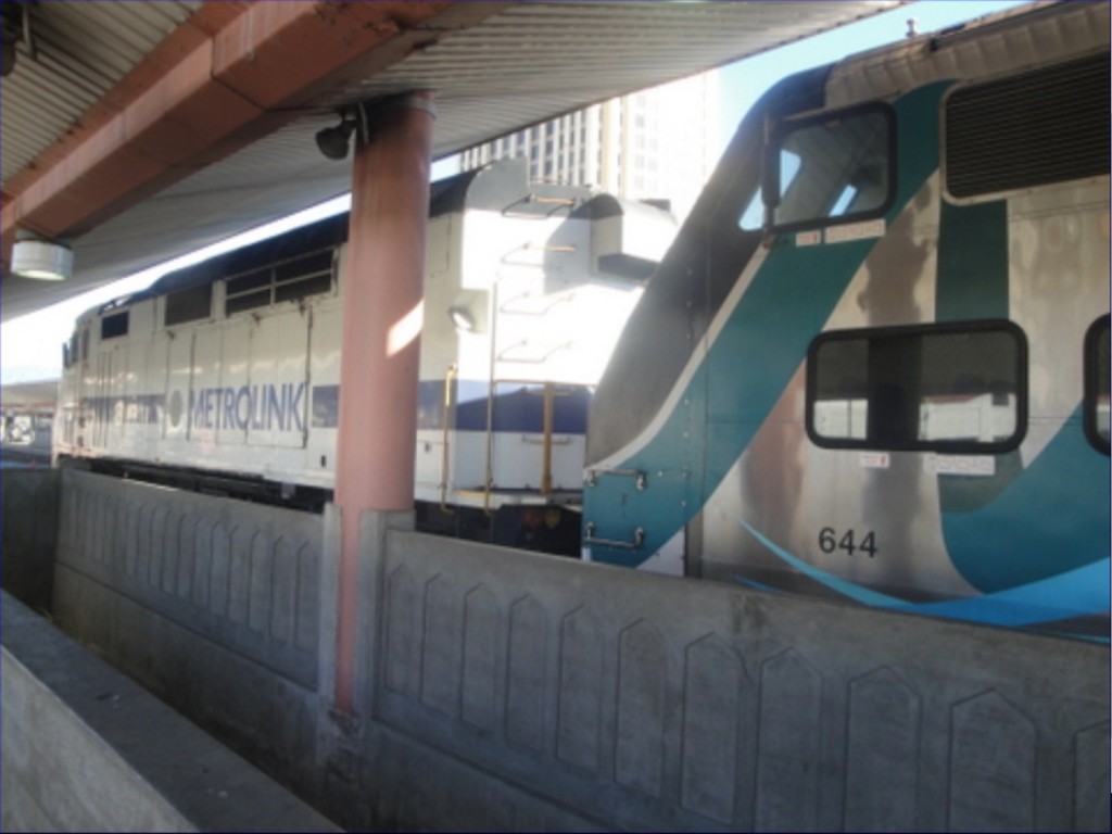 Foto: tren de Metrolink con dos locomotoras en Union Station - Los Ángeles (California), Estados Unidos