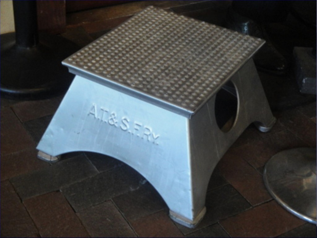 Foto: taburete para subir al tren y bajar del mismo - San Bernardino (California), Estados Unidos