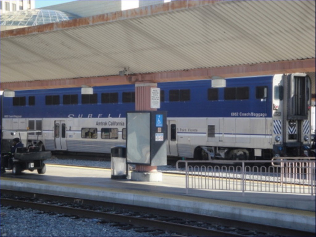 Foto: tren Pacific Surfliner de Amtrak California en Union Station - Los Ángeles (California), Estados Unidos