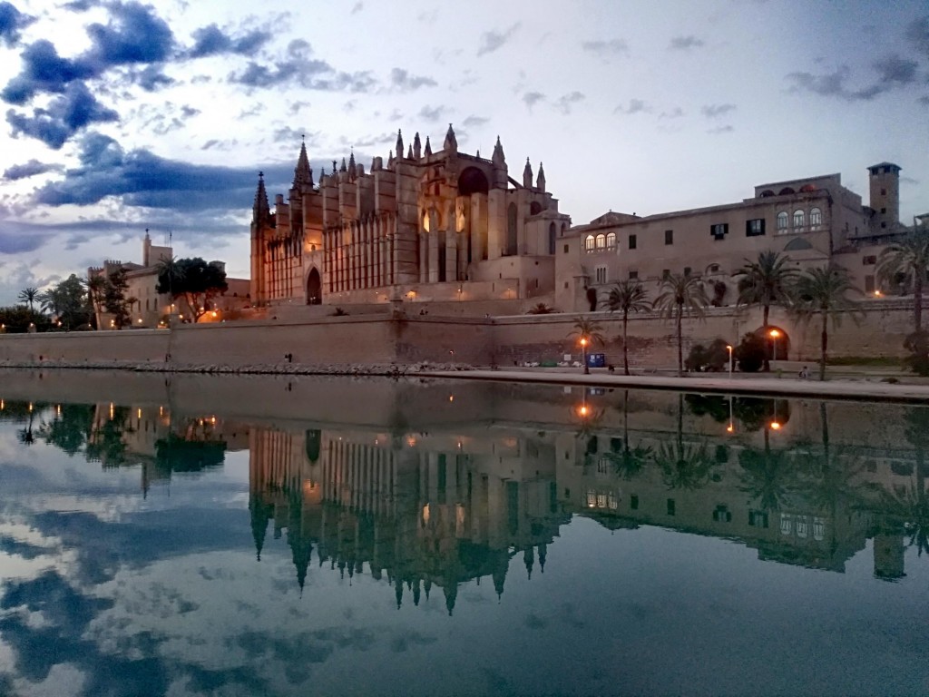 Foto: la catedral y el parq de la mar - Palma (Illes Balears), España