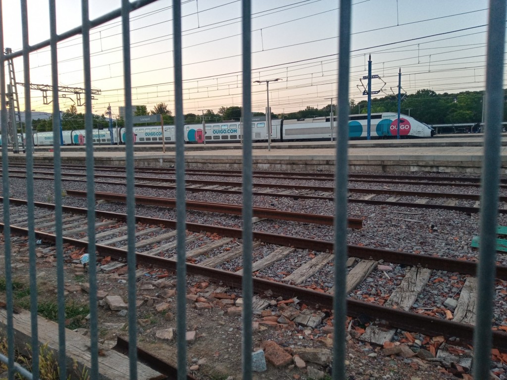 Foto: Tren Ouigo estacionado por incidencia - Calatayud (Zaragoza), España
