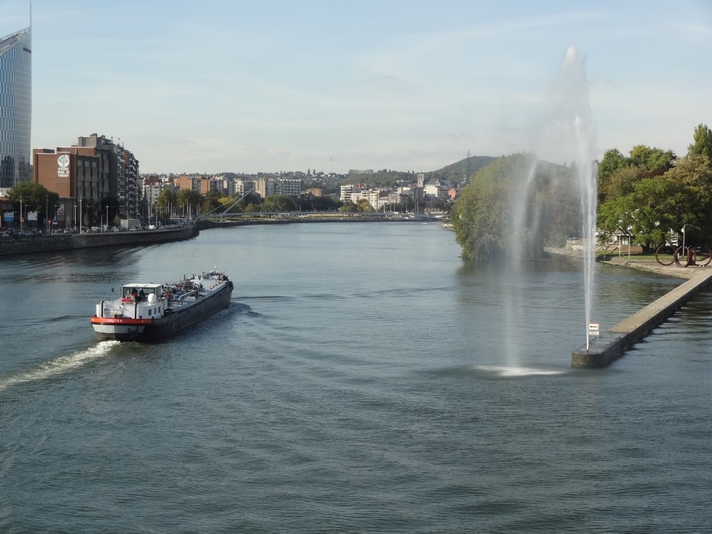 Foto: fuente y barcaza, rio Mosa - Lieja, Bélgica