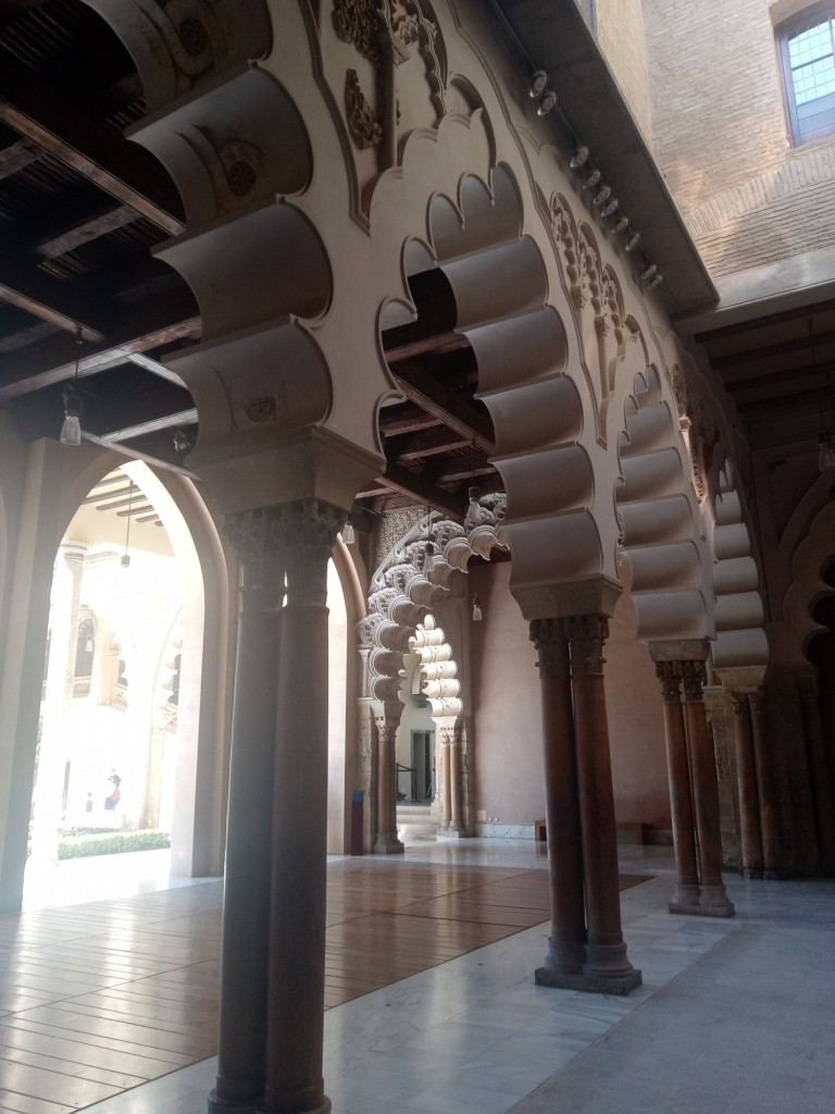 Foto: Castillo de la Aljafería, sede de las Cortes de Aragón - Zaragoza (Aragón), España