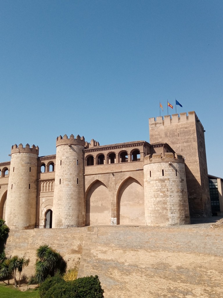 Foto: Castillo de la Aljafería, sede de las Cortes de Aragón - Zaragoza (Aragón), España