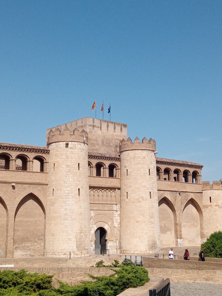 Foto: Castillo de la Aljafería, sede de las Cortes de Aragón - Zaragoza (Aragón), España