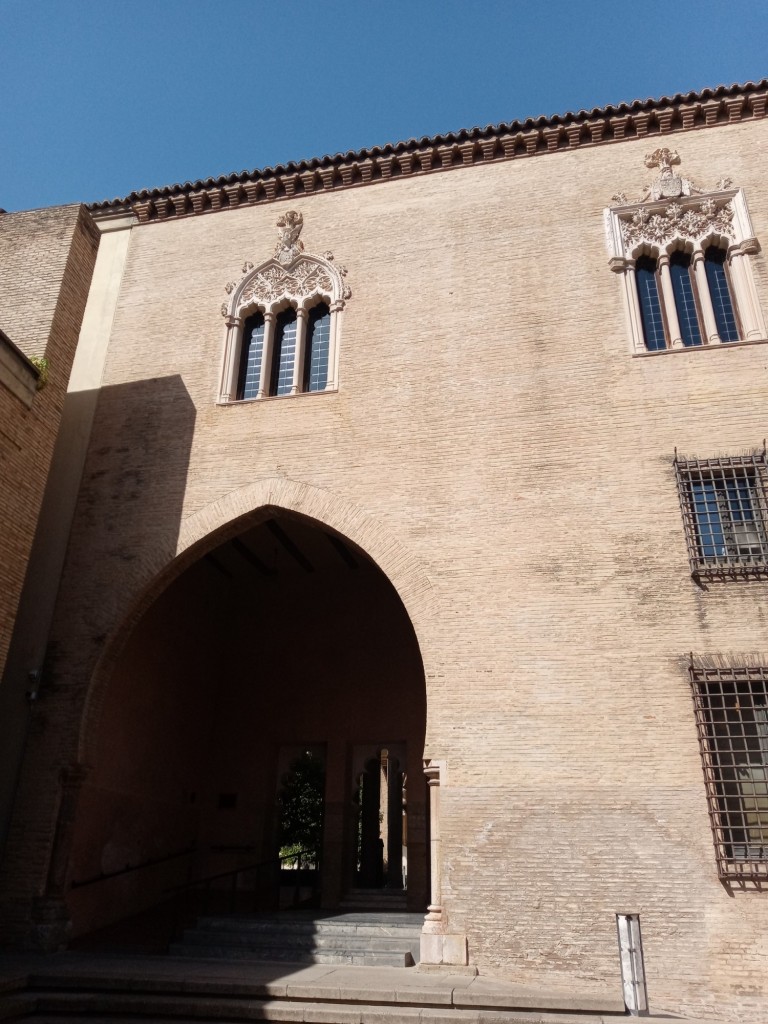 Foto: Castillo de la Aljafería, sede de las Cortes de Aragón - Zaragoza (Aragón), España