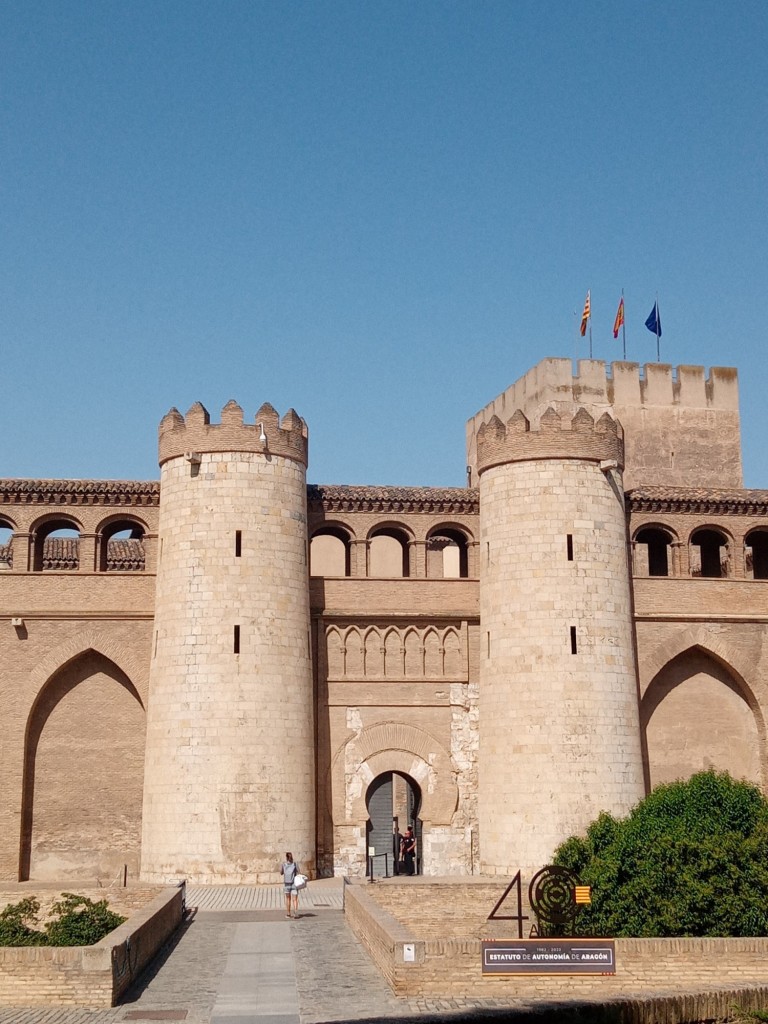 Foto: Castillo de la Aljafería, sede de las Cortes de Aragón - Zaragoza (Aragón), España