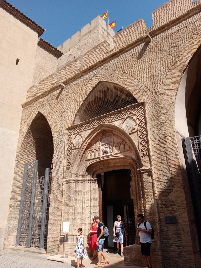 Foto: Castillo de la Aljafería, sede de las Cortes de Aragón - Zaragoza (Aragón), España