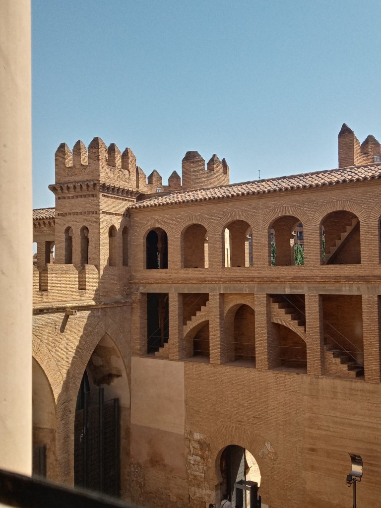 Foto: Castillo de la Aljafería, sede de las Cortes de Aragón - Zaragoza (Aragón), España