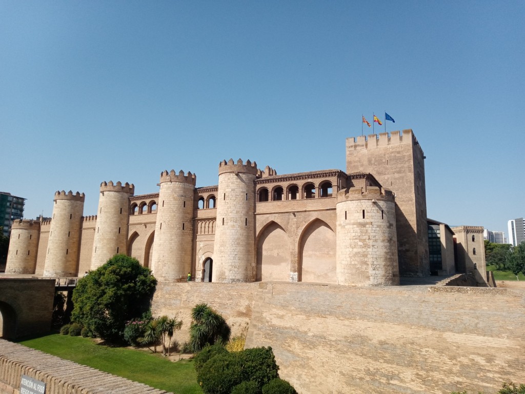 Foto: Castillo de la Aljafería, sede de las Cortes de Aragón - Zaragoza (Aragón), España