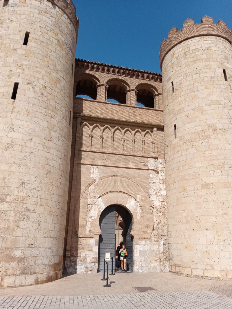 Foto: Castillo de la Aljafería, sede de las Cortes de Aragón - Zaragoza (Aragón), España