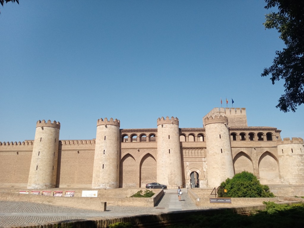 Foto: Castillo de la Aljafería, sede de las Cortes de Aragón - Zaragoza (Aragón), España