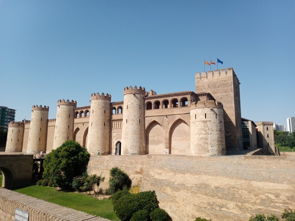 Foto: Castillo de la Aljafería, sede de las Cortes de Aragón - Zaragoza (Aragón), España
