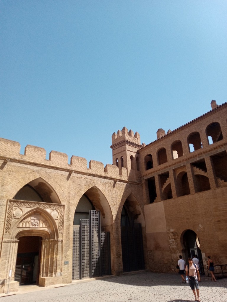 Foto: Castillo de la Aljafería, sede de las Cortes de Aragón - Zaragoza (Aragón), España