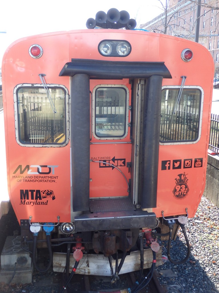 Foto: estación Camden con tren MARC - Baltimore (Maryland), Estados Unidos
