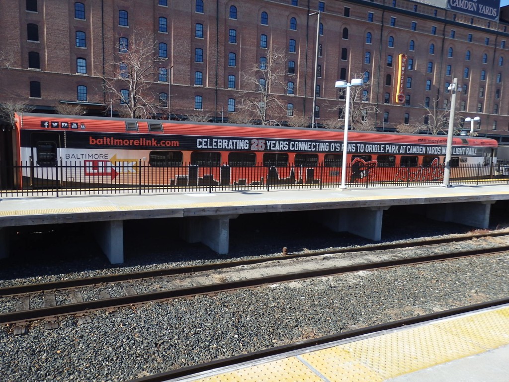 Foto: estación Camden con tren MARC - Baltimore (Maryland), Estados Unidos