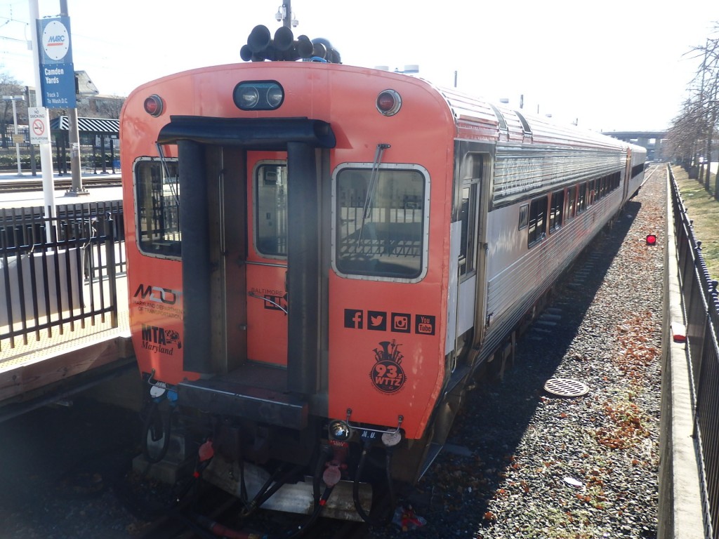 Foto: estación Camden con tren MARC - Baltimore (Maryland), Estados Unidos