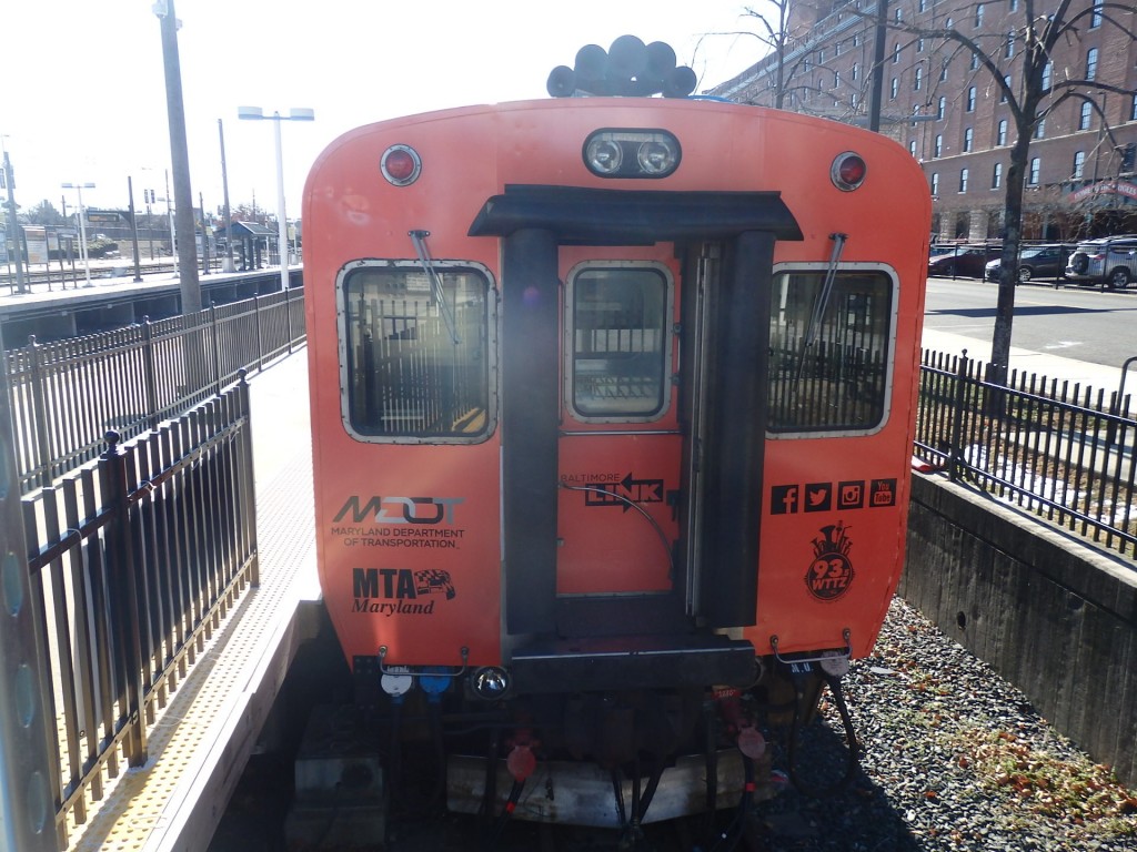 Foto: estación Camden con tren MARC - Baltimore (Maryland), Estados Unidos