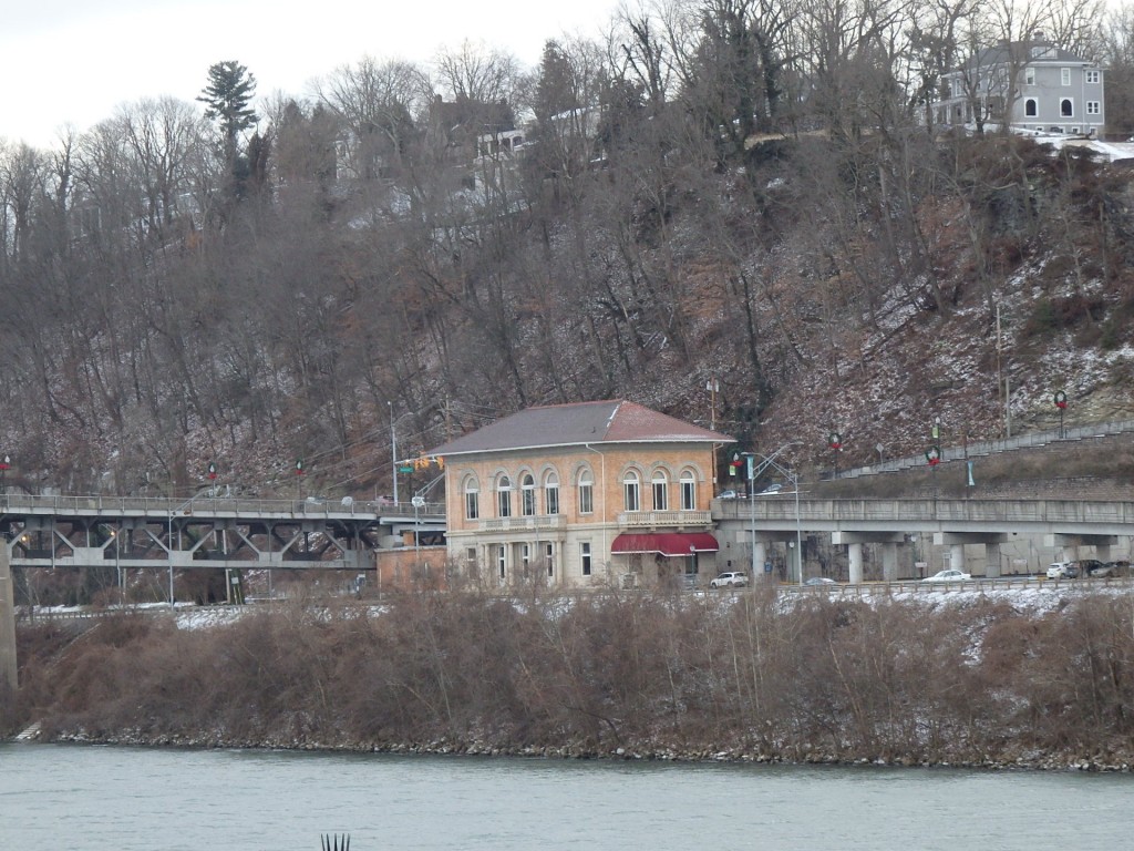 Foto: estación de Amtrak, del otro lado del río Kanawha - Charleston (West Virginia), Estados Unidos