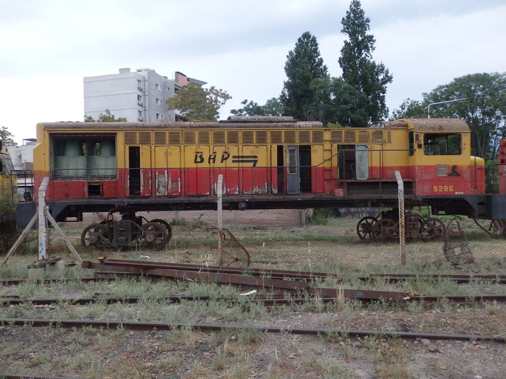 Foto: cementerio de locomotoras en el cuadro de la estación - Mendoza, Argentina