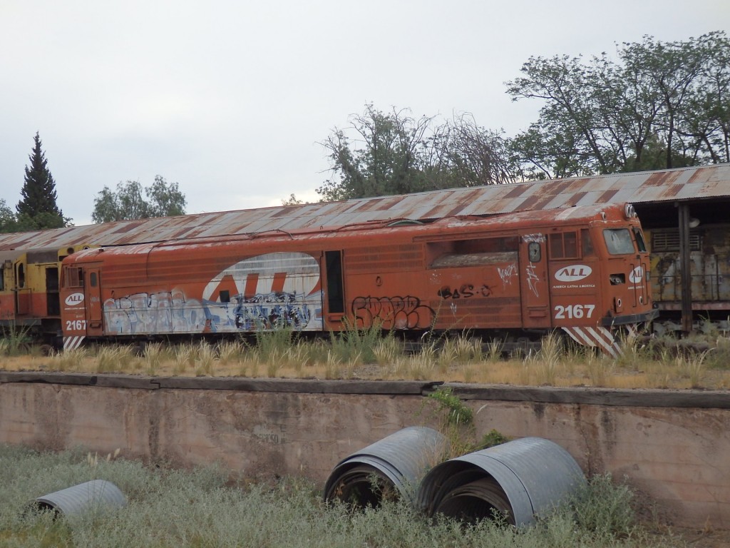 Foto: cementerio de locomotoras en el cuadro de la estación - Mendoza, Argentina