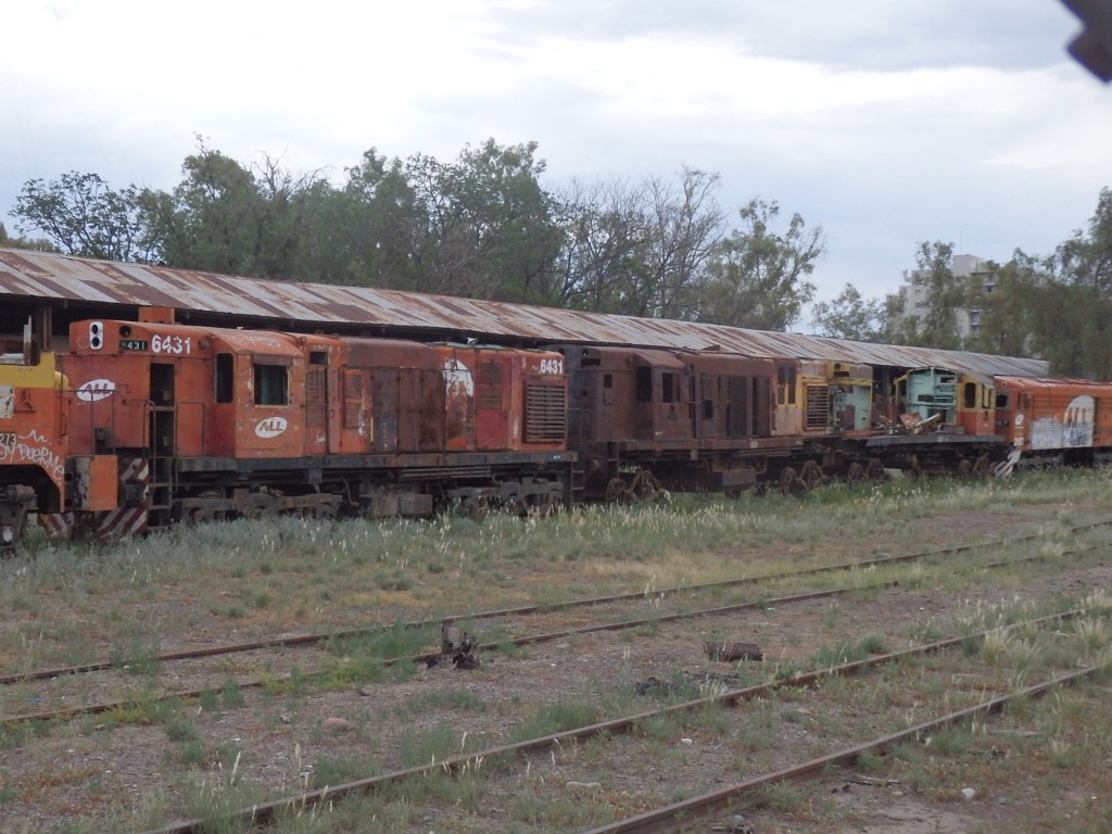 Foto: cementerio de locomotoras en el cuadro de la estación - Mendoza, Argentina