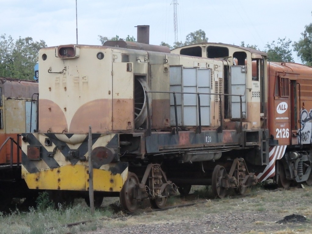 Foto: cementerio de locomotoras en el cuadro de la estación - Mendoza, Argentina
