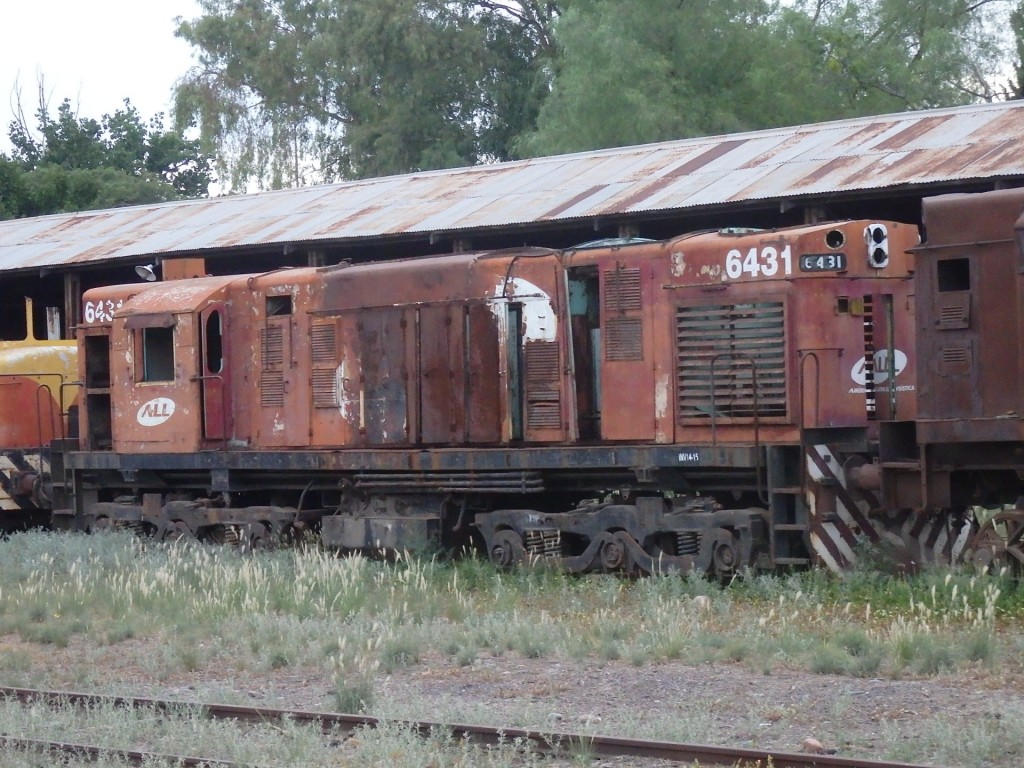 Foto: cementerio de locomotoras en el cuadro de la estación - Mendoza, Argentina