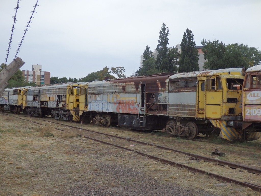Foto: cementerio de locomotoras en el cuadro de la estación - Mendoza, Argentina